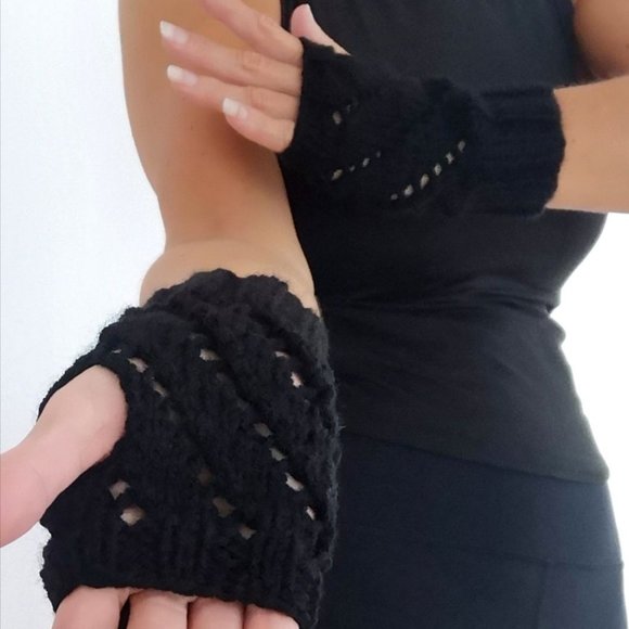 Black Diagonal Eyelets KnitFingerless Texting Gloves Product of Canada - Picture 1 of 8